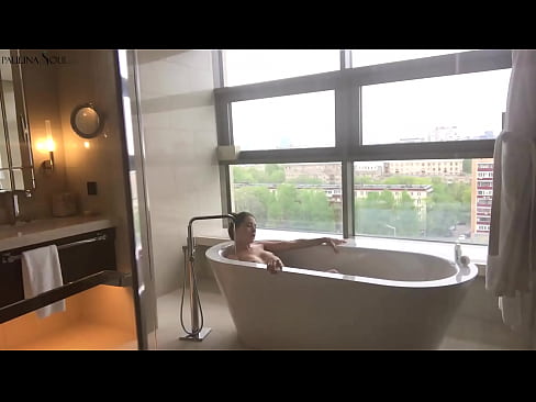 ❤️ عزیزم فوق العاده با شور و شوق بیدمشک خود را در حمام تکان می دهد ❤️ پورنو در ما fa.pornodil.ru ❤